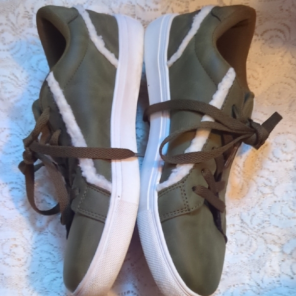 WONDER Emmy - Olive Lace-Up Sneakers 8.5 - Picture 3 of 9